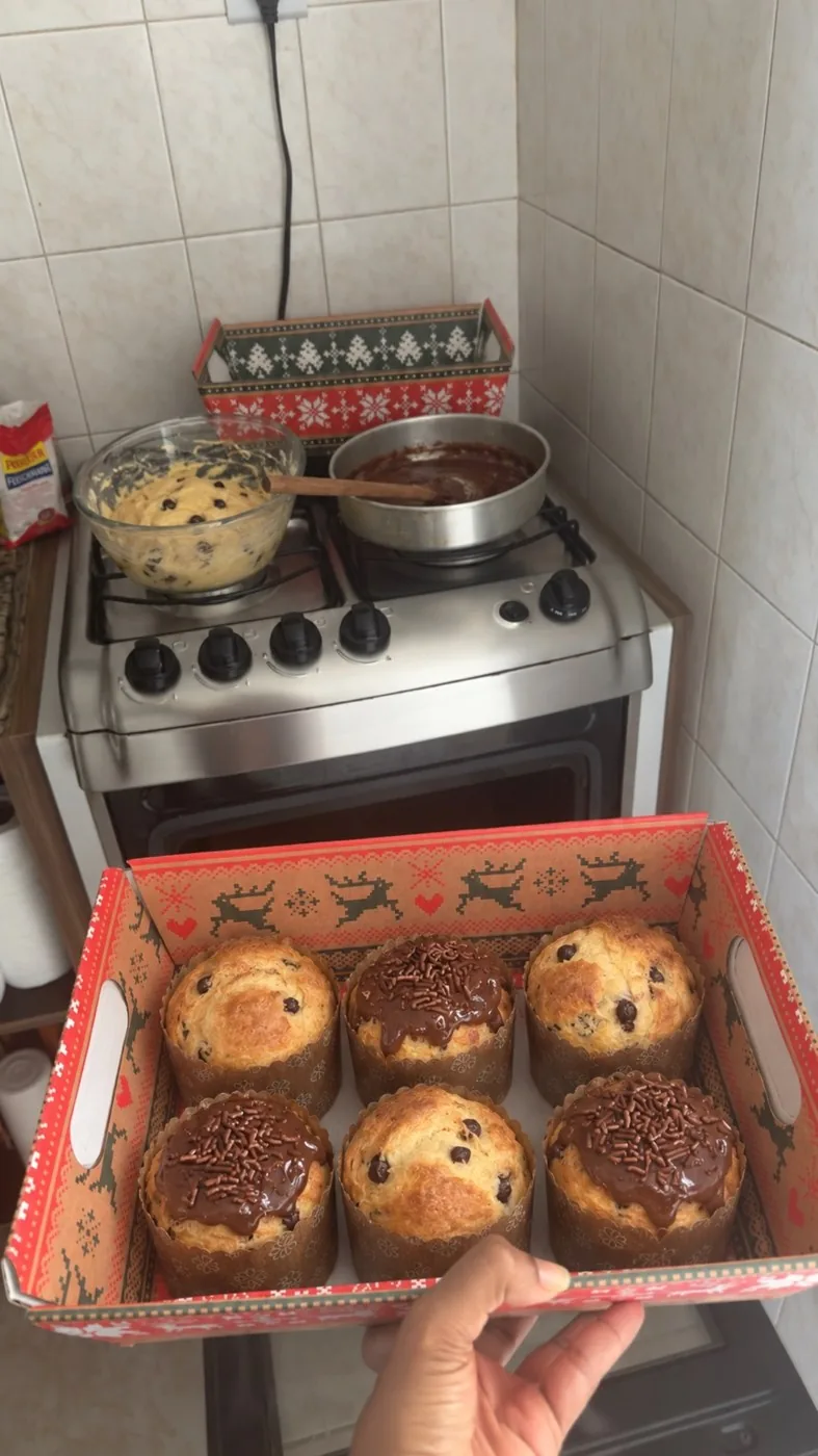 Mini panetones preparados na cozinha de casa, com fogão comum, massa e brigadeiro
