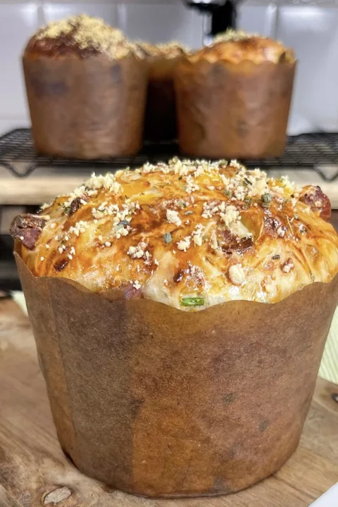Panetone salgado dourado, com recheio e cobertura salgada
